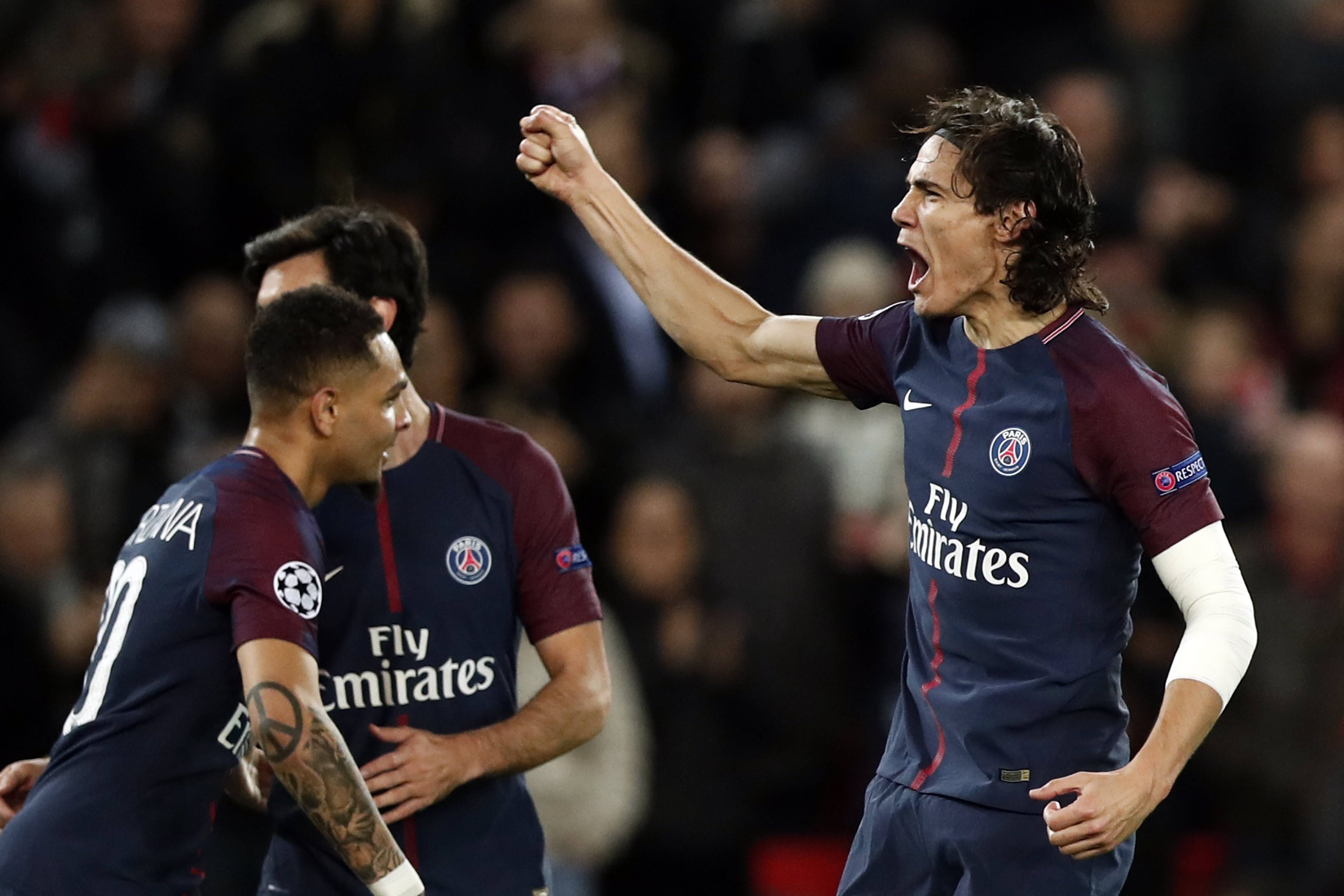 足球国足忙碌备战，训练场加练至夜晚