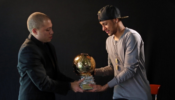 里贝里社交媒体分享与齐达内合照