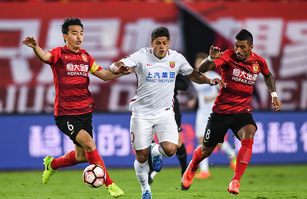 不可触碰的美，若昂-内维斯女友马达莱娜晒暗黑风妆造