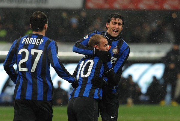 上海海港实现中超三连冠，为中国顶级联赛历史第三队