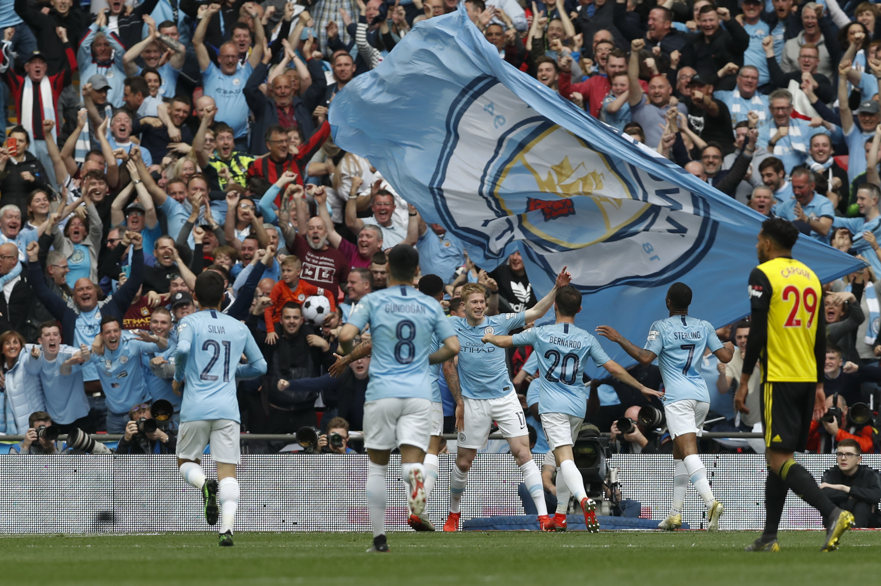 吉鲁帽子戏法助阿森纳3-0胜奥林匹亚科斯晋级欧冠16强（吉鲁上演帽子戏法，阿森纳3-0击败奥林匹亚科斯挺进欧冠16强）