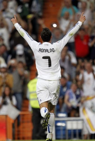 雨一直下，气氛不算融洽！这次比赛为什么不带徐杰呢？