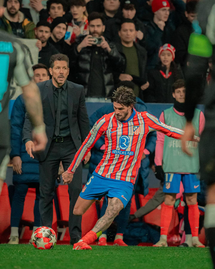 西媒：阿联酋企业慷慨赠送，巴萨球员喜获黄金iPhone