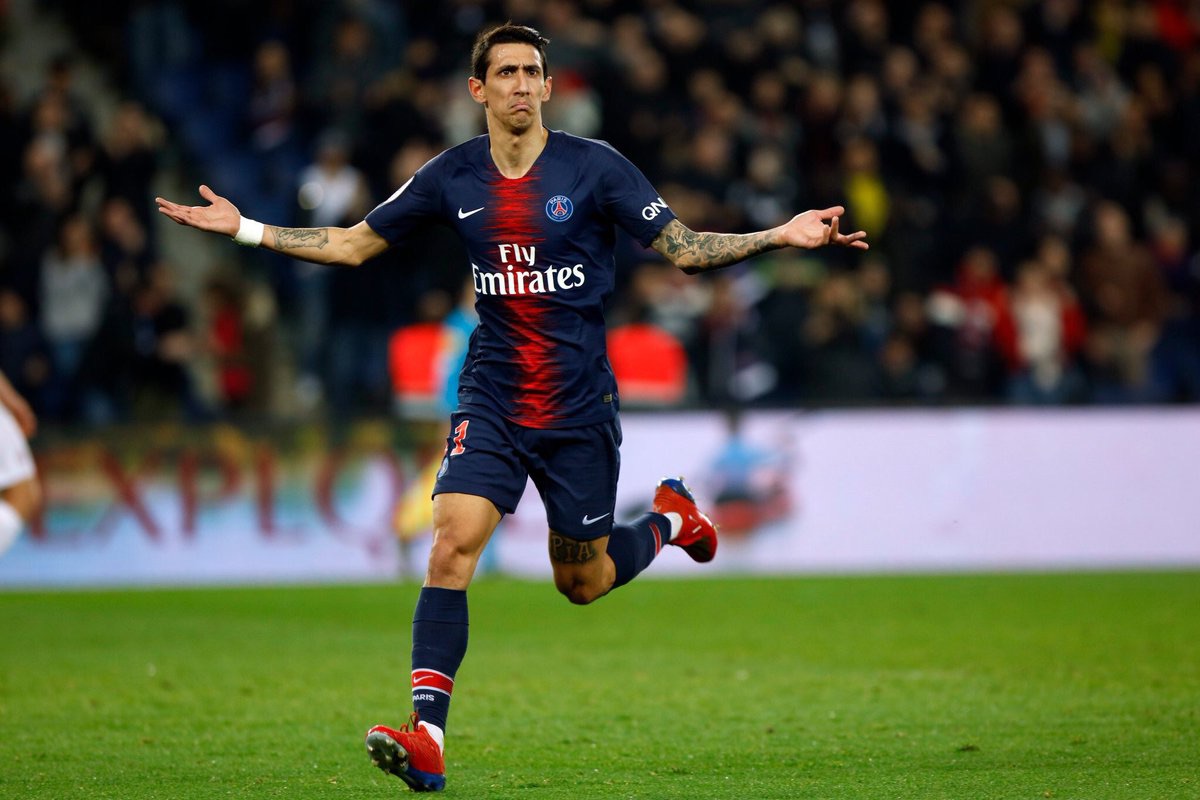 回顾曼联vs樱桃争议判罚：塞梅尼奥“锁喉”仅染黄，疑似多次手球（曼联对樱桃判罚惹争议：塞梅尼奥“锁喉”仅黄牌，多次疑似手球成焦点）